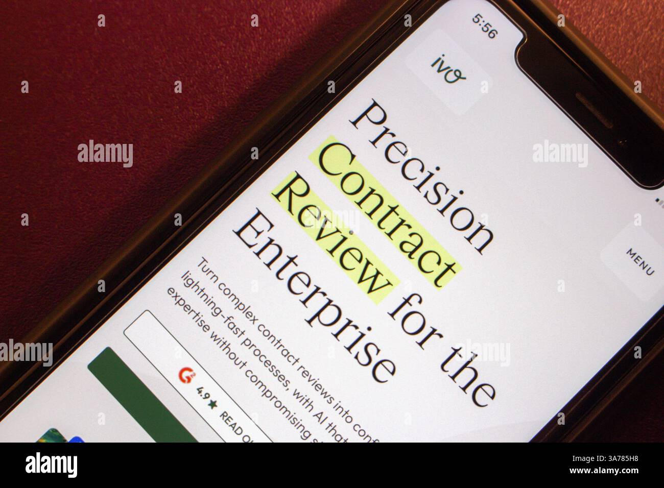 Il sito Web Ivo.ai viene visualizzato in un iPhone. Ivo.ai è uno strumento di revisione dei contratti ai per i team legali che aiuta a rivedere i contratti in modo rapido e preciso. Foto Stock