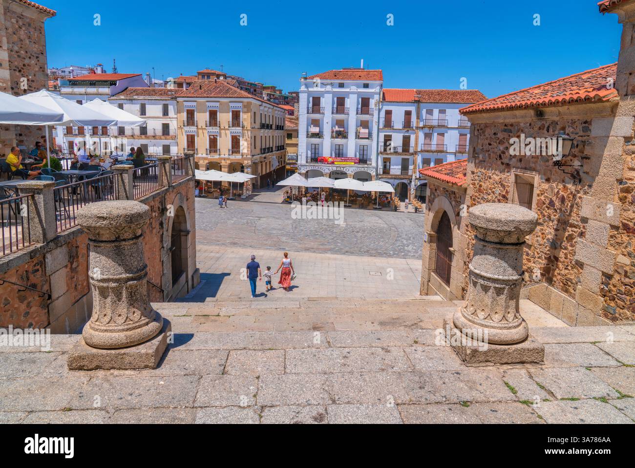 Gradini di accesso alla piazza principale di Caceres Spagna, Plaza Mayor, vista sulla storica città UNESCO Foto Stock