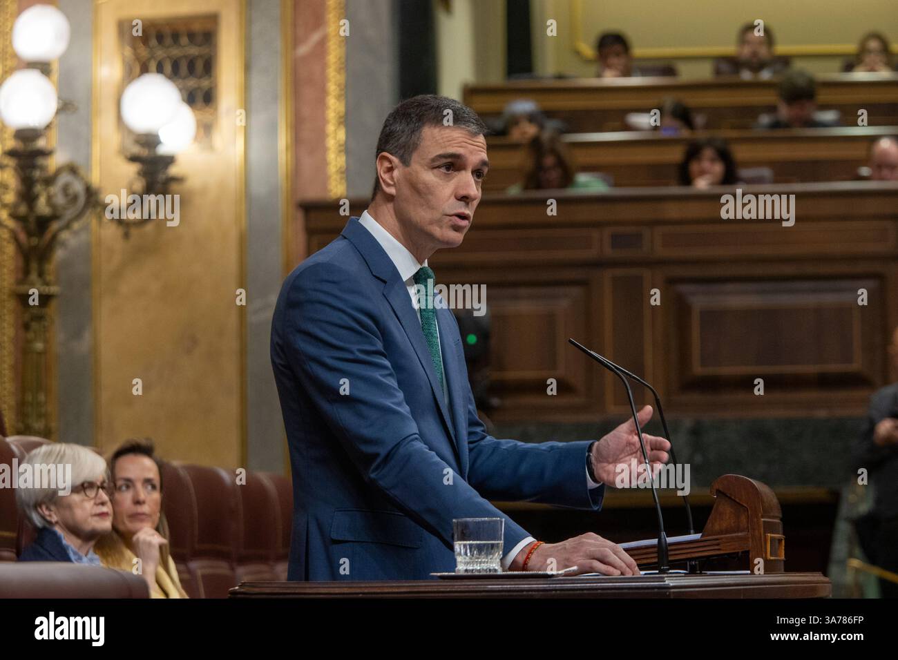 Madrid, Spagna. 26 marzo 2025. Pedro Sánchez, Presidente del governo spagnolo, interviene durante un'apparizione davanti al Congresso dei deputati per riferire sul nuovo panorama geopolitico dell'Unione europea e sulle conclusioni del Consiglio europeo tenutosi il 20 marzo a Bruxelles. Crediti: D. Canales Carvajal/Alamy Live News Foto Stock