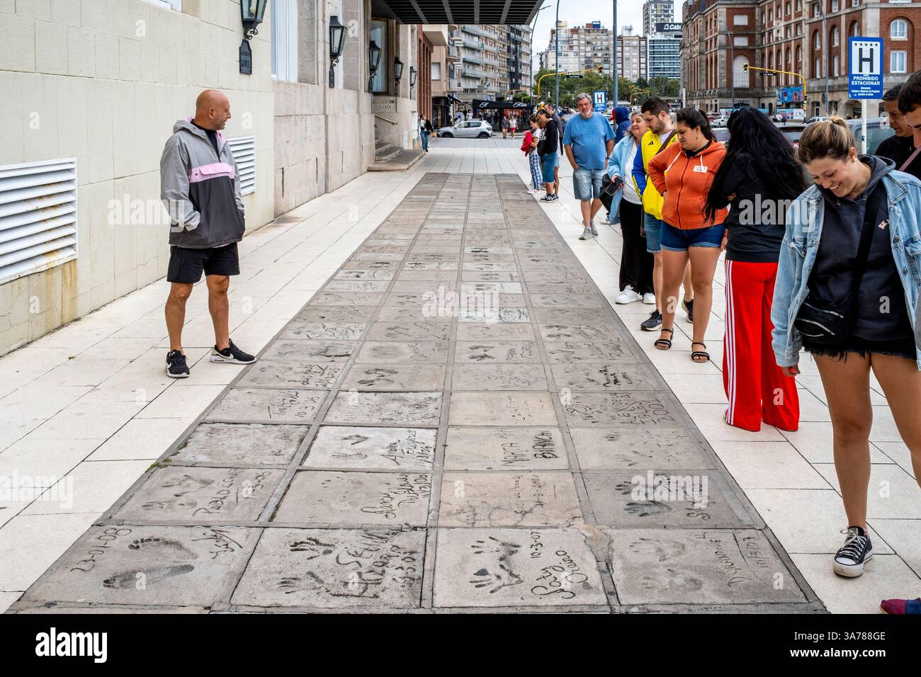 La gente guarda le impronte di mani e piedi del famoso fuori dall'Hotel Hermitage, Mar del Plata, Provincia di Buenos Aires, Argentina. Foto Stock