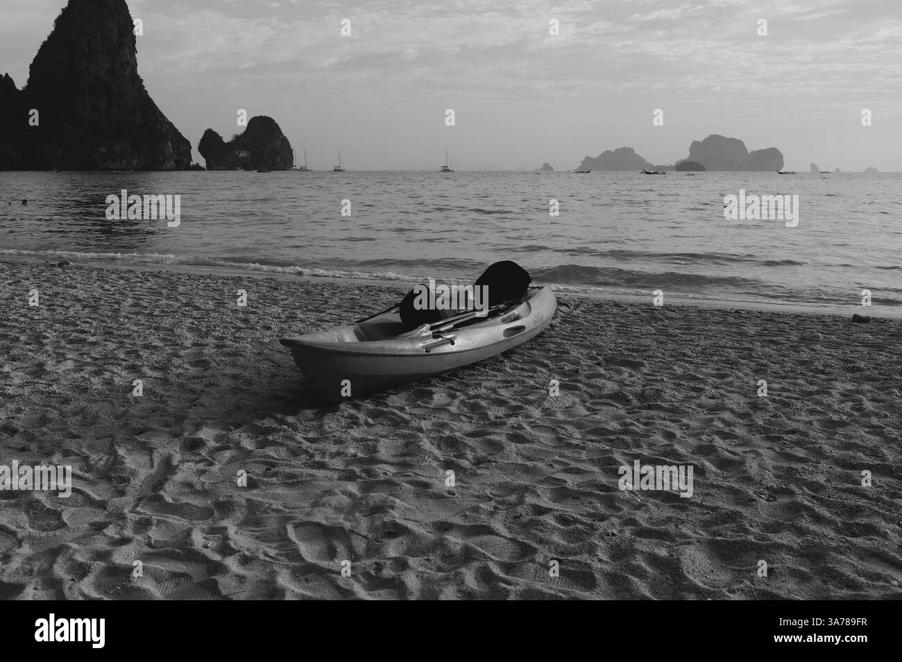 Il kayak in spiaggia aspetta in tranquillità sulle sabbie di Tonsai Beach. Foto Stock