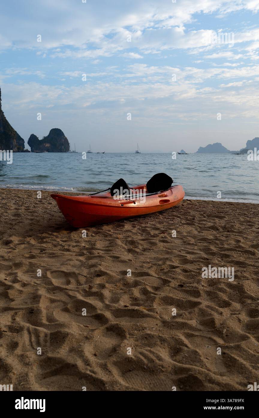Il kayak arancione riposa sulle sabbie dorate di Tonsai Beach Foto Stock