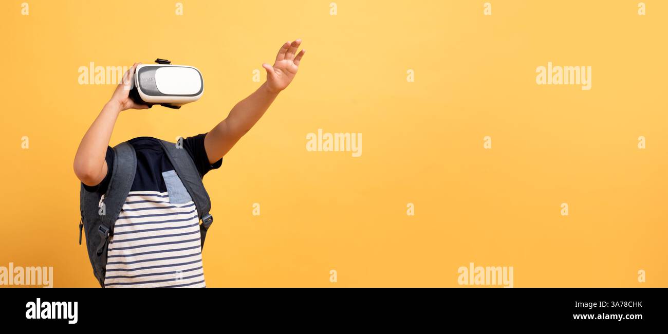 Partecipa all'esplorazione della realtà virtuale con gadget all'avanguardia Foto Stock