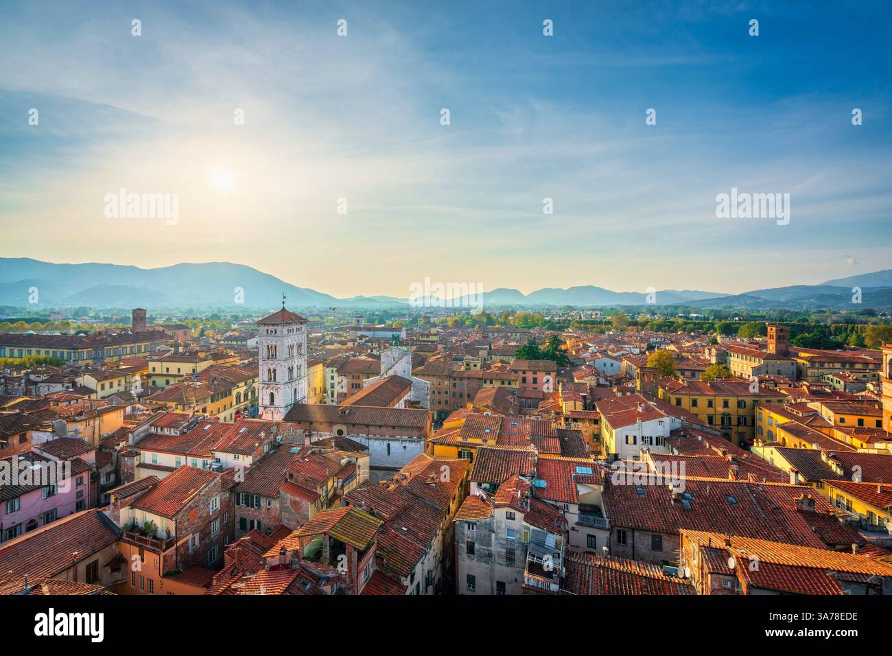 Veduta aerea panoramica di Lucca della città e della Cattedrale di San Michele in foro. Regione Toscana, Italia, Europa. Foto Stock