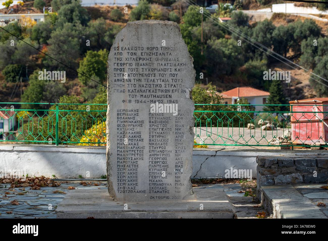 Pietra commemorativa dedicata agli abitanti del villaggio che morirono nel campo di lavoro forzato nazista di Mauthausen, Lakki Foto Stock