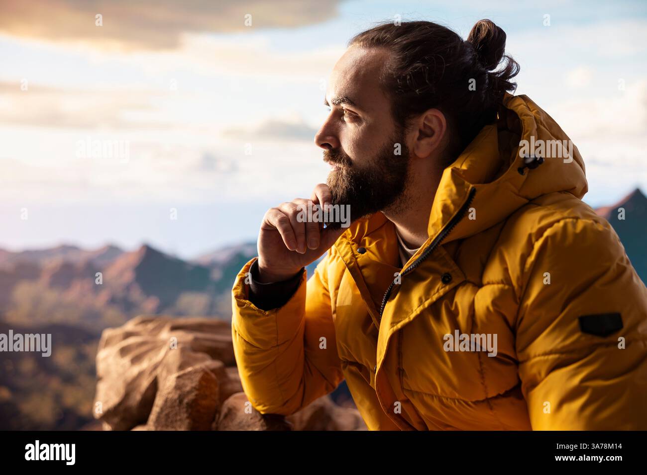 Ammira le spettacolari cime e nuvole delle montagne e ammira l'emozione dell'avventura e della perseveranza. Il viaggio rappresenta la forza e la crescita personale. Foto Stock