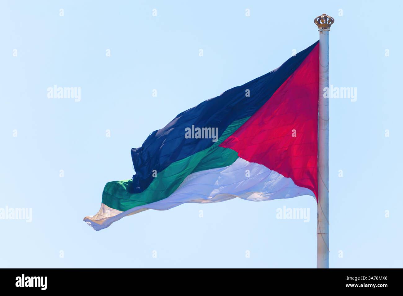 Aqaba, Giordania, una vista ravvicinata, la bandiera della rivolta araba sventolano nel vento, di giorno Foto Stock