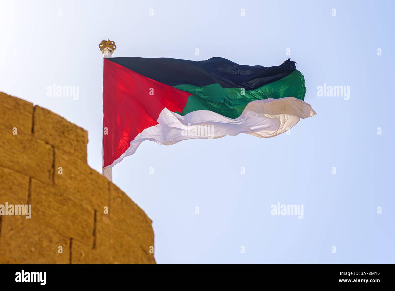 Aqaba, Giordania, una vista ravvicinata, la bandiera della rivolta araba sventolano nel vento, di giorno Foto Stock