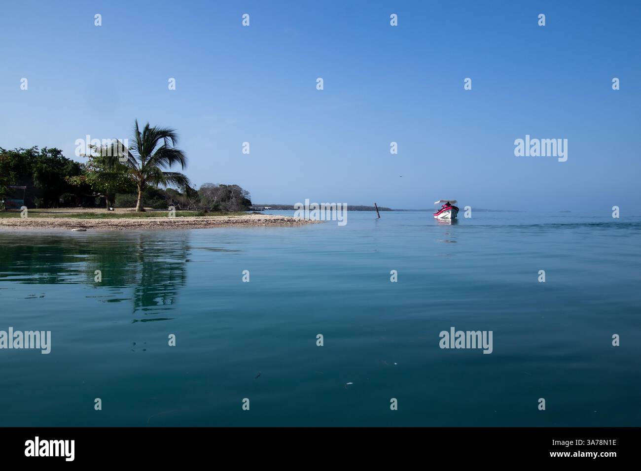 cielo blu e mare con barca rossa Foto Stock