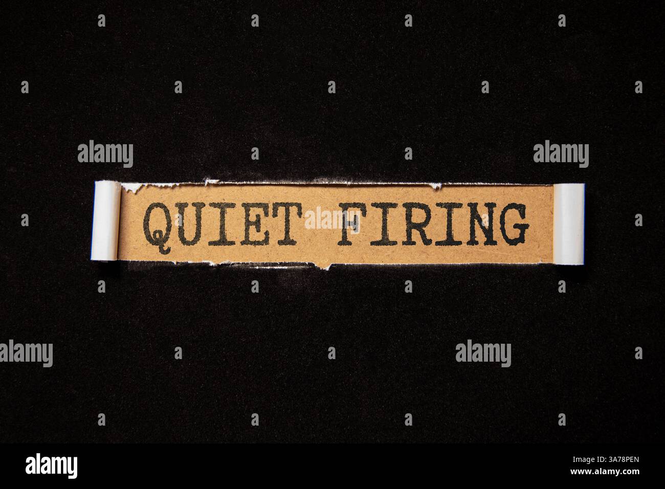 Busta ufficio con testo FUOCO TRANQUILLO, atto di spinta di un dipendente fuori dal luogo di lavoro, un discarico costruttivo che il lavoratore è essenzialmente fo Foto Stock