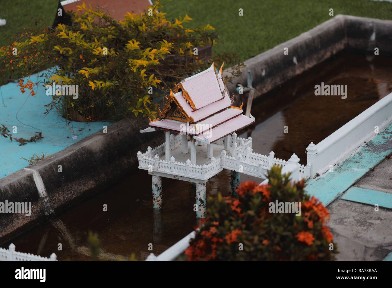 La splendida architettura tailandese in miniatura presenta incredibili caratteristiche e dettagli sull'acqua Foto Stock
