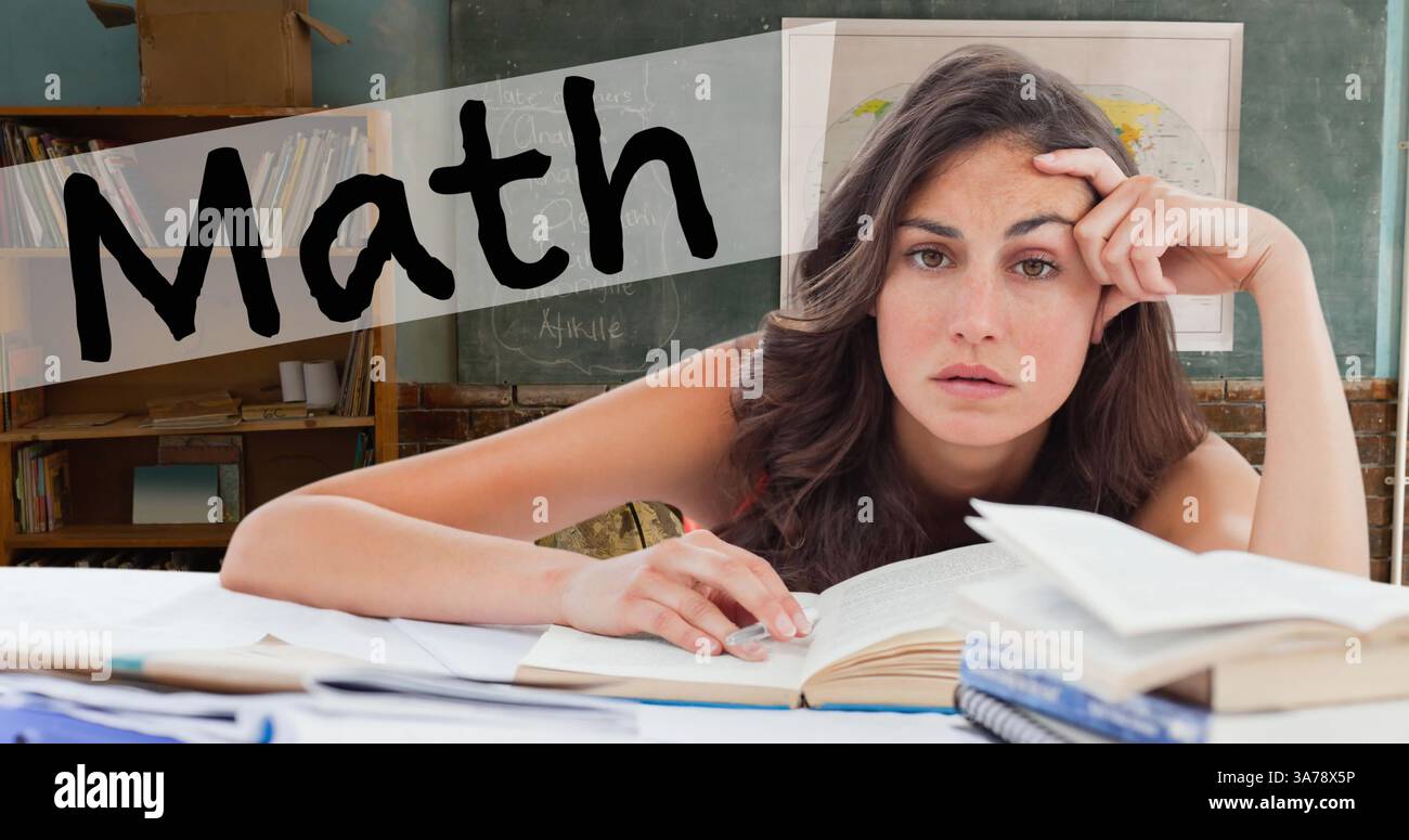 Immagine del testo matematico e dell'apprendimento degli studenti in aula vuota Foto Stock