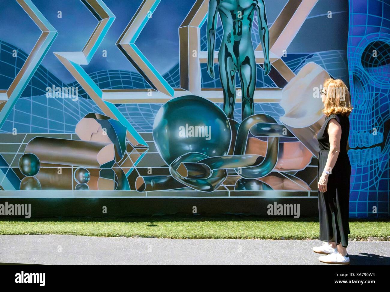 Woman guarda l'arte murale dell'artista tedesco Drik the Villain a Wynwood Walls, Miami, Florida, USA Foto Stock