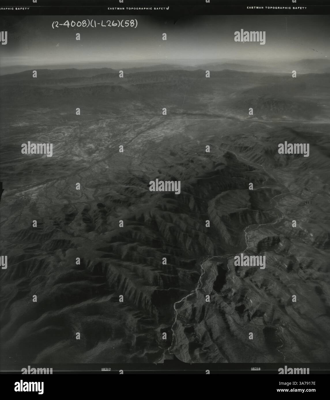 Vista aerea del terreno accidentato lungo il Rio grande nel Texas occidentale, fotografata dal U.S. Geological Survey nel 1946. Il tortuoso fiume attraversa profondi canyon vicino al Big Bend National Park, come catturato nella struttura di volo (1-L26). Questa immagine documenta le caratteristiche topografiche utilizzate per la mappatura della metà del XX secolo. Foto Stock