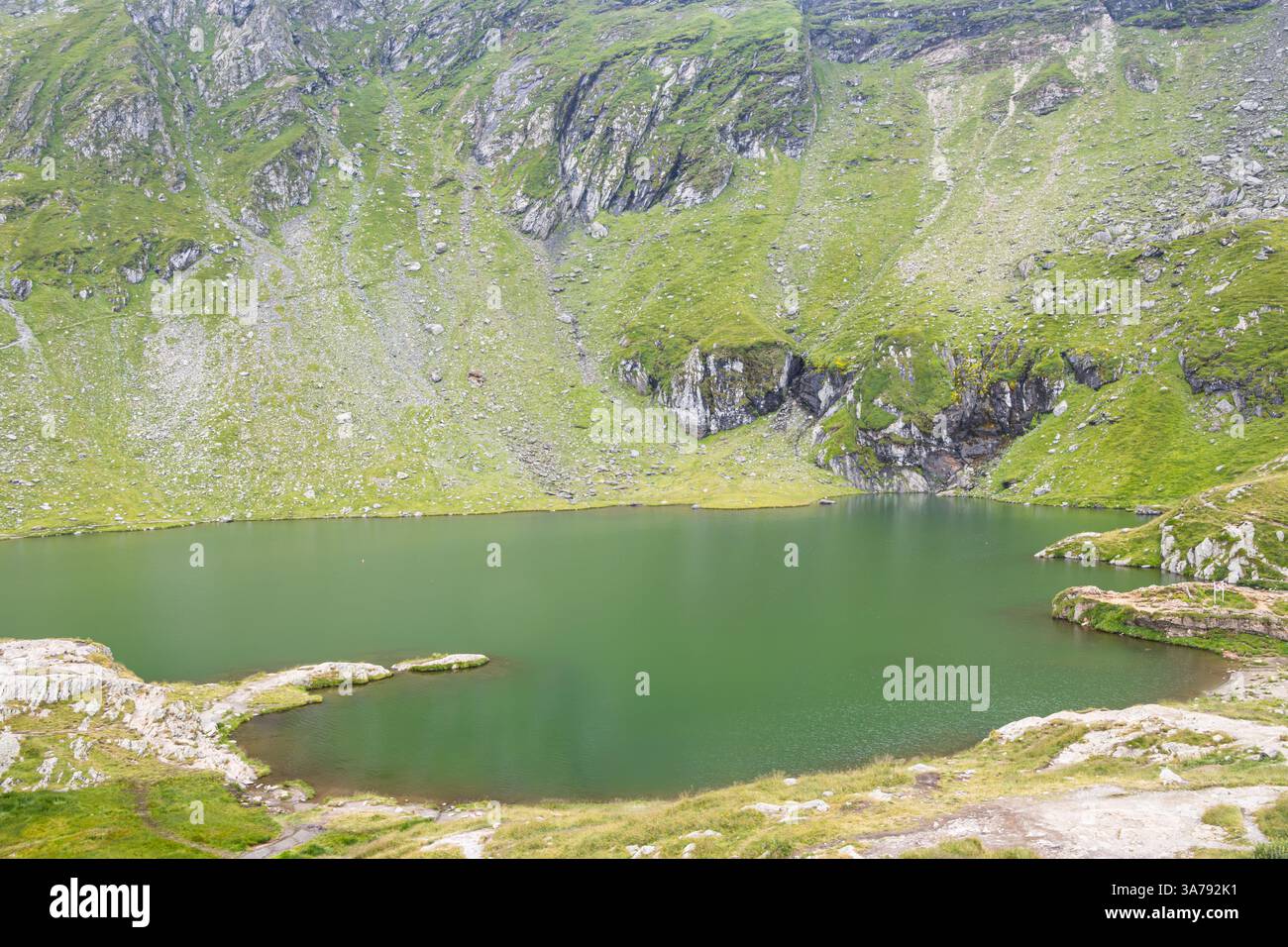 Il lago Balea è un lago glaciale situato nei Monti fagaras, in Romania. La splendida acqua blu e verde è circondata da maestose montagne. Foto Stock
