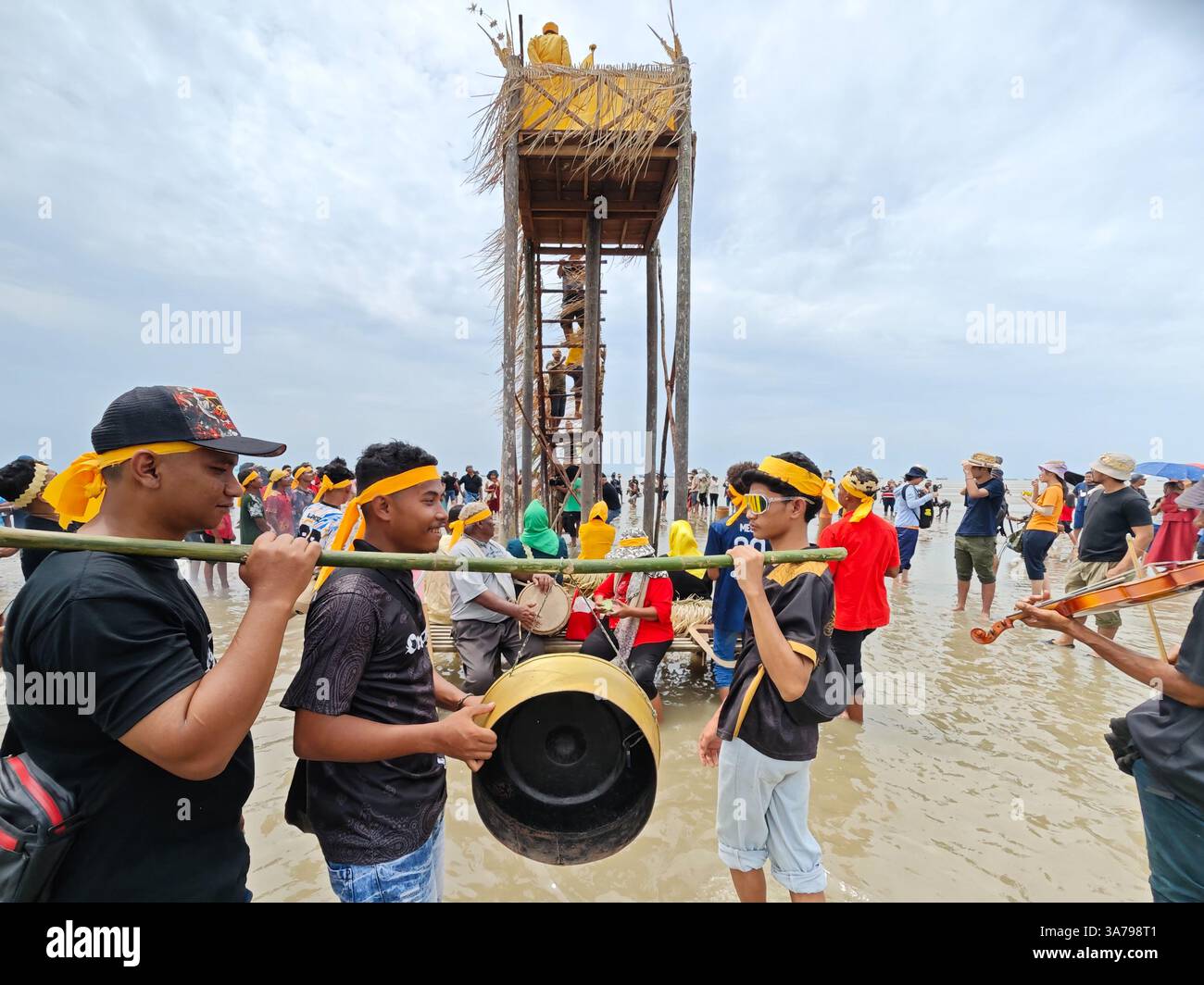 Gli abitanti locali commemorano i loro antenati ogni anno eseguendo le cerimonie dell'antenato Ari Puja Pantai. Foto Stock