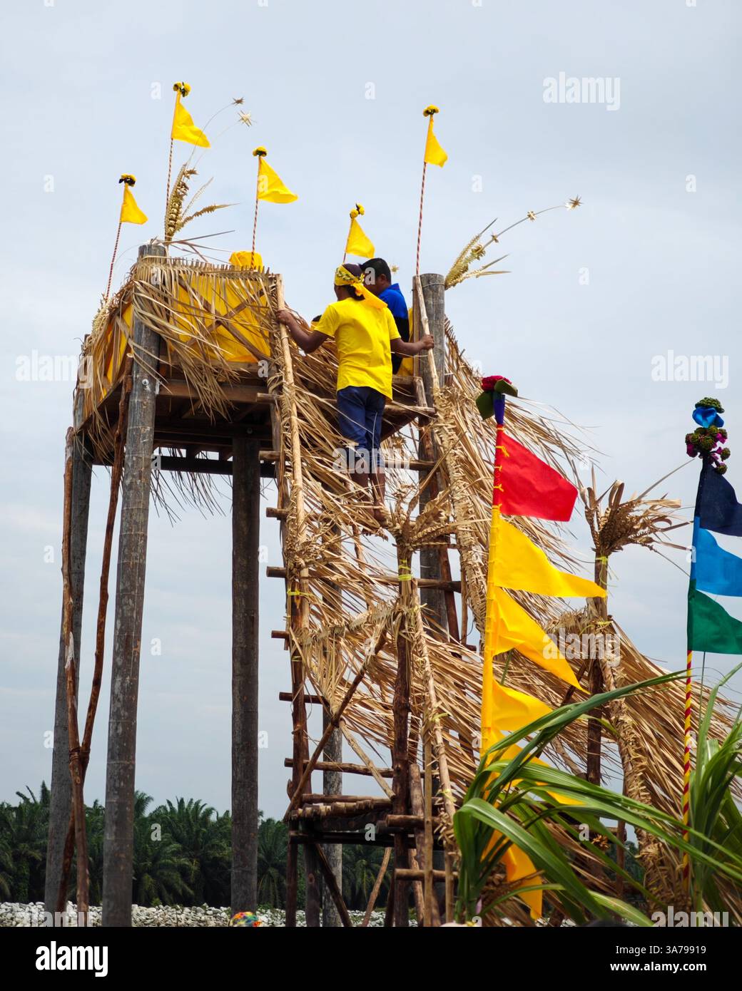 Gli abitanti locali commemorano i loro antenati ogni anno eseguendo le cerimonie dell'antenato Ari Puja Pantai. Foto Stock
