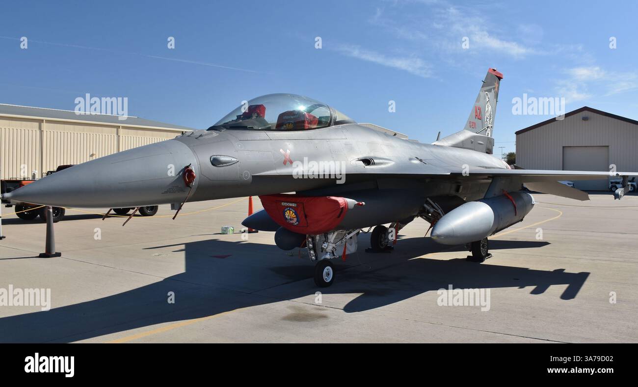 Tucson, Arizona, USA - 22 marzo 2025: Un F-16 Viper/Fighting Falcon dell'Air Force presso la Davis-Monthan Air Force base. Foto Stock