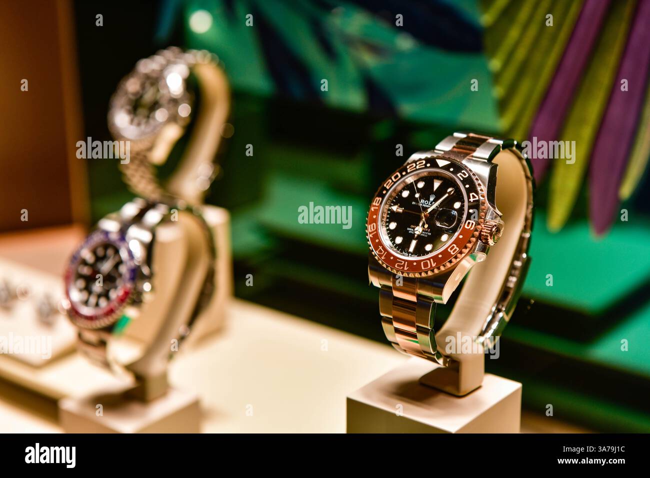 BANGKOK, TAILANDIA - 10 marzo 2025 : il nuovo Rolex GMT Master II ref126713GRNR Oyster, orologio da uomo da 40mm esposto in un negozio Foto Stock