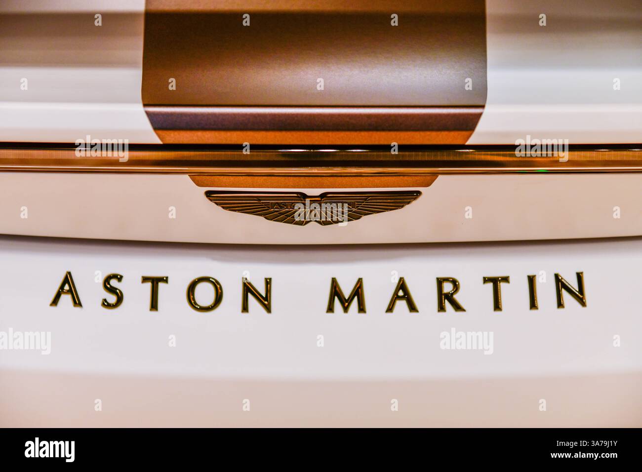 BANGKOK, TAILANDIA, 24 marzo 2025: Dettaglio logo. Aston Martin vanta un'auto sportiva dall'Inghilterra nello showroom siam paragon Foto Stock