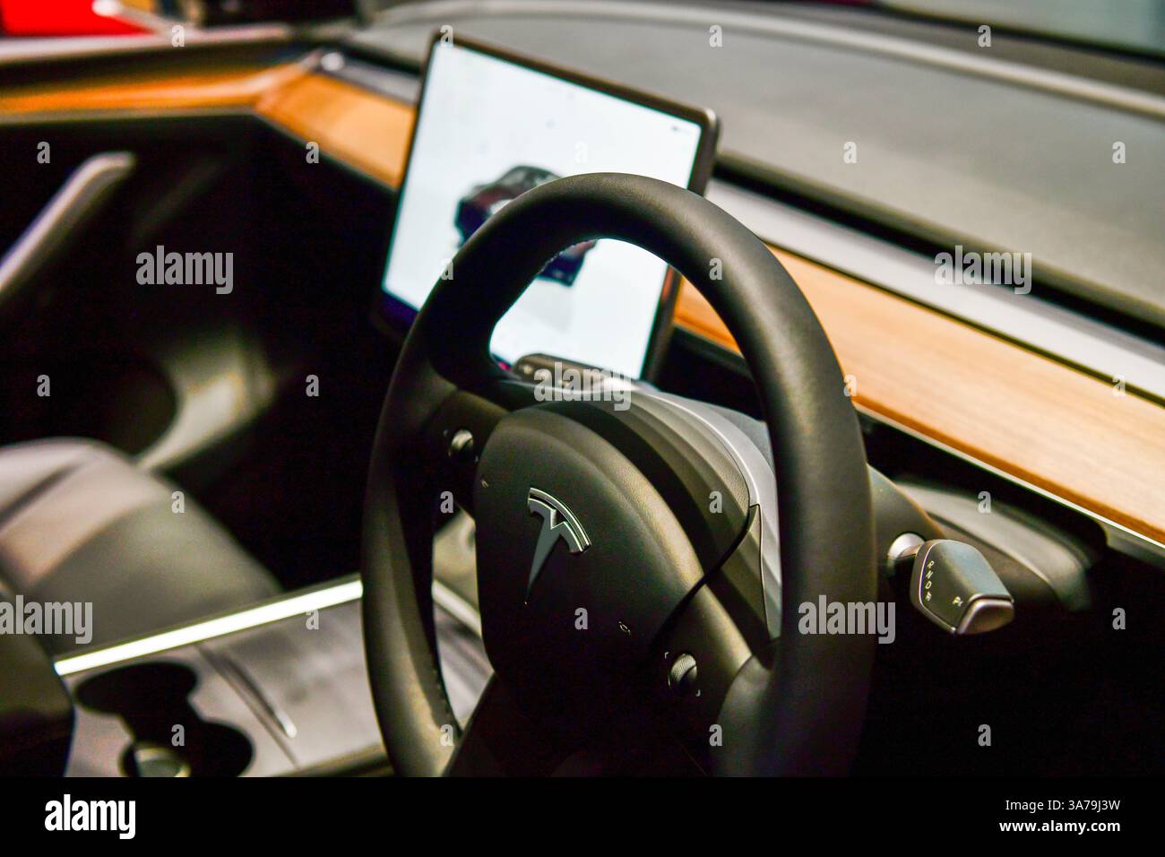 BANGKOK, TAILANDIA, 24 marzo 2025: Interno dell'auto elettrica Tesla modello Y futuristica con esposizione di tablet presso i grandi magazzini siam paragon Foto Stock