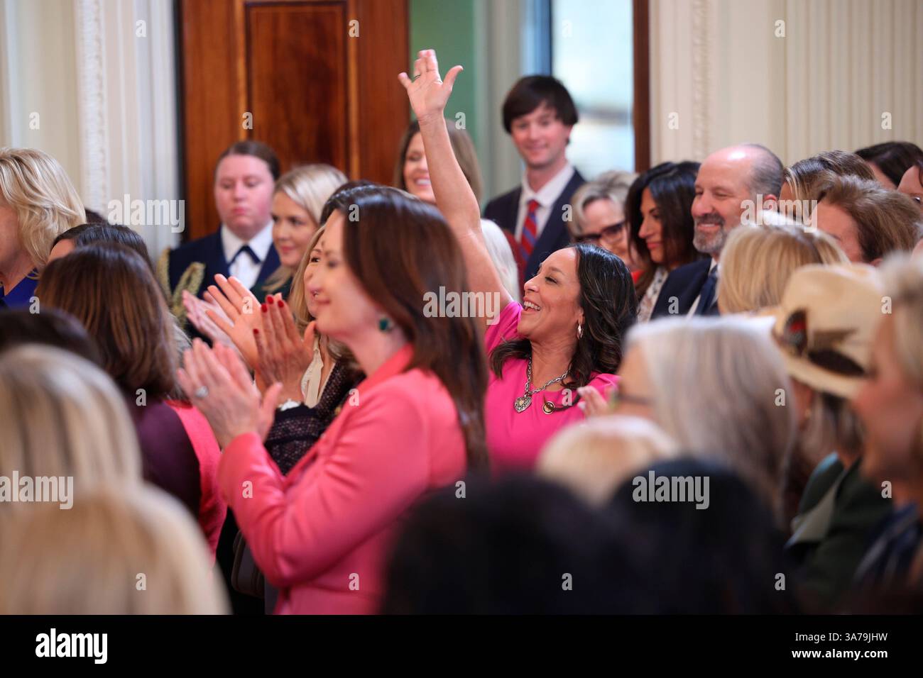 Washington, DC, USA. 26 marzo 2025. Monica De la Cruz (Repubblicana del Texas), rappresentante degli Stati Uniti, partecipa ad un evento del mese della storia di Womens nella East Room della Casa Bianca a Washington, DC, USA, il 26 marzo 2025. Credito: Francis Chung/Pool tramite CNP/dpa/Alamy Live News Foto Stock