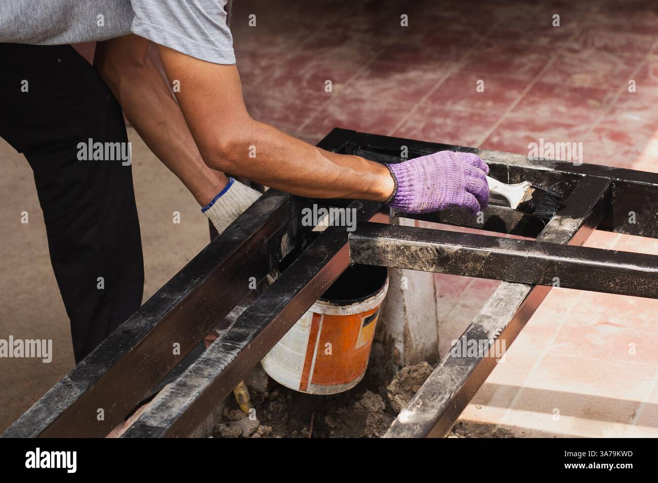 Pittura a mano vernice antiruggine su acciaio decorata a casa. Foto Stock