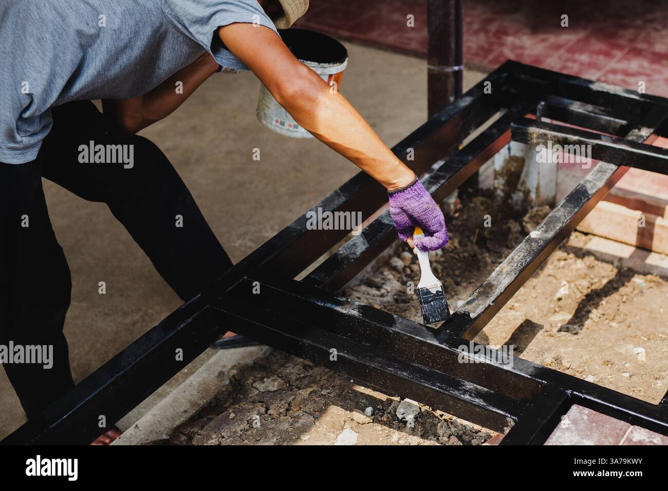 Pittura a mano vernice antiruggine su acciaio decorata a casa. Foto Stock