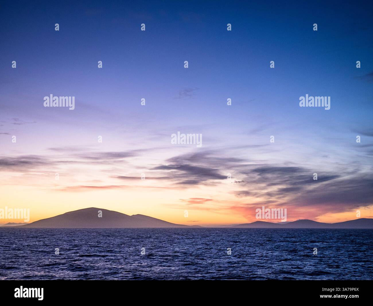 Alba sulle isole Jason orientali (Islas las Llaves), Falkland occidentale dal Mare di Scotia, Atlantico meridionale Foto Stock