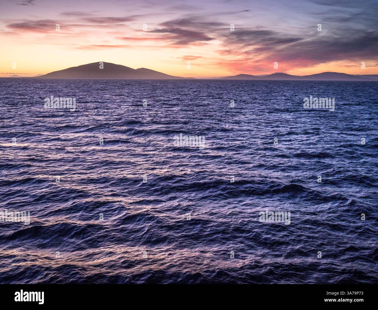 Alba sulle isole Jason orientali (Islas las Llaves), Falkland occidentale dal Mare di Scotia, Atlantico meridionale Foto Stock
