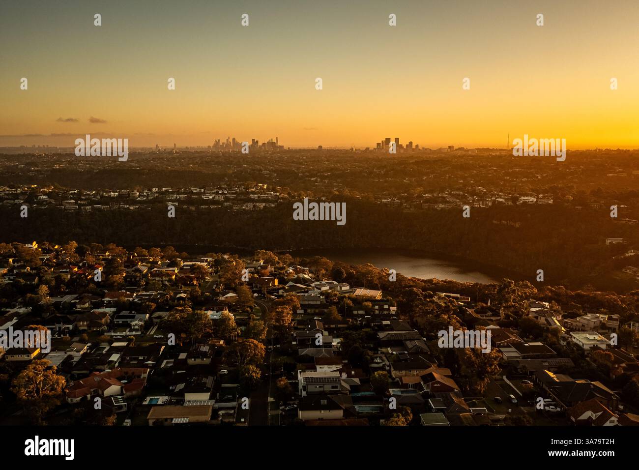 Vista aerea con drone al tramonto sui sobborghi di Northern Beaches Sydney NSW Australia Foto Stock