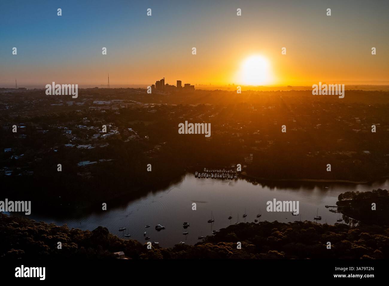 Vista aerea con drone al tramonto sui sobborghi di Northern Beaches Sydney NSW Australia Foto Stock