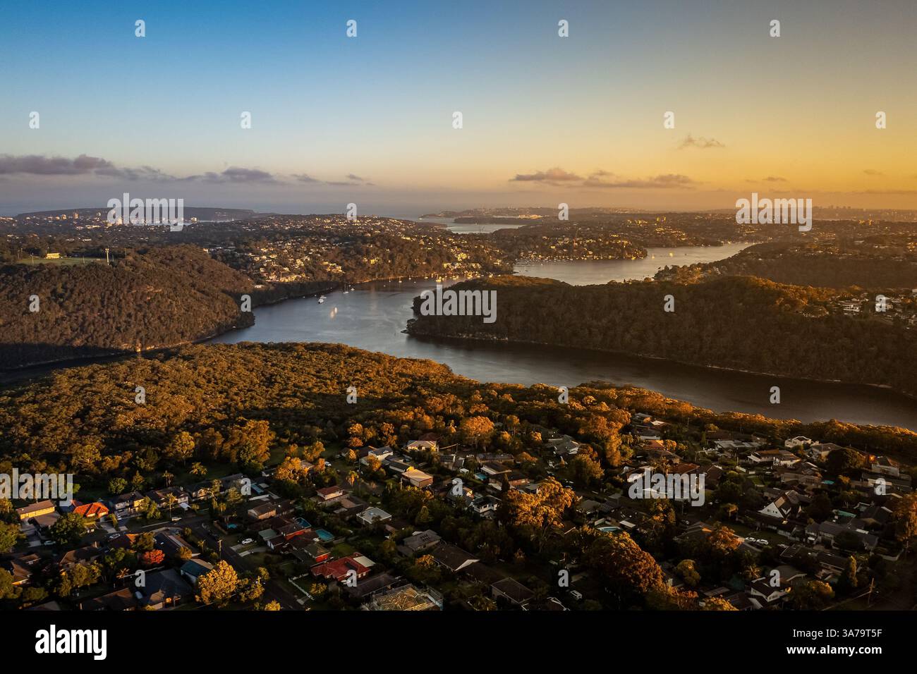Vista aerea con drone al tramonto sui sobborghi di Northern Beaches Sydney NSW Australia Foto Stock