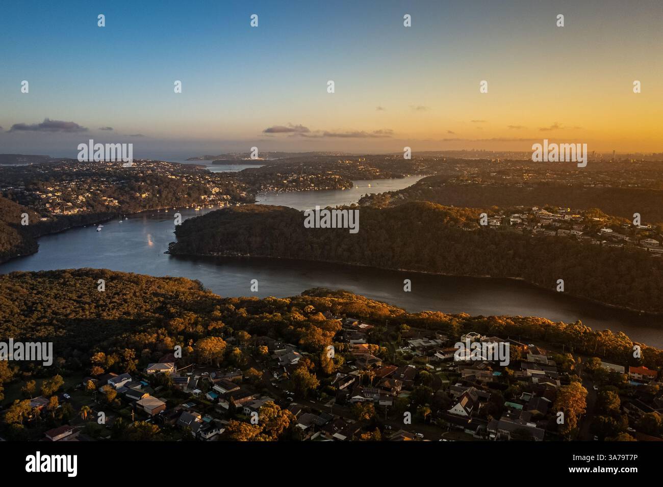 Vista aerea con drone al tramonto sui sobborghi di Northern Beaches Sydney NSW Australia Foto Stock