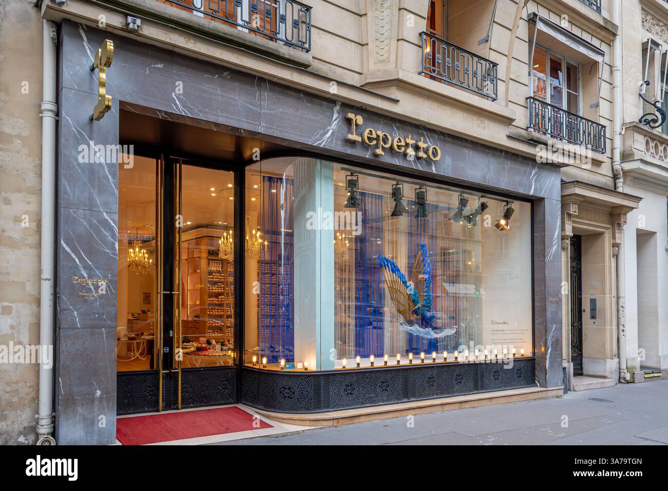 Vista esterna di una boutique Repetto, Parigi, Francia. Repetto è un marchio francese di scarpe da ballo, moda e accessori Foto Stock
