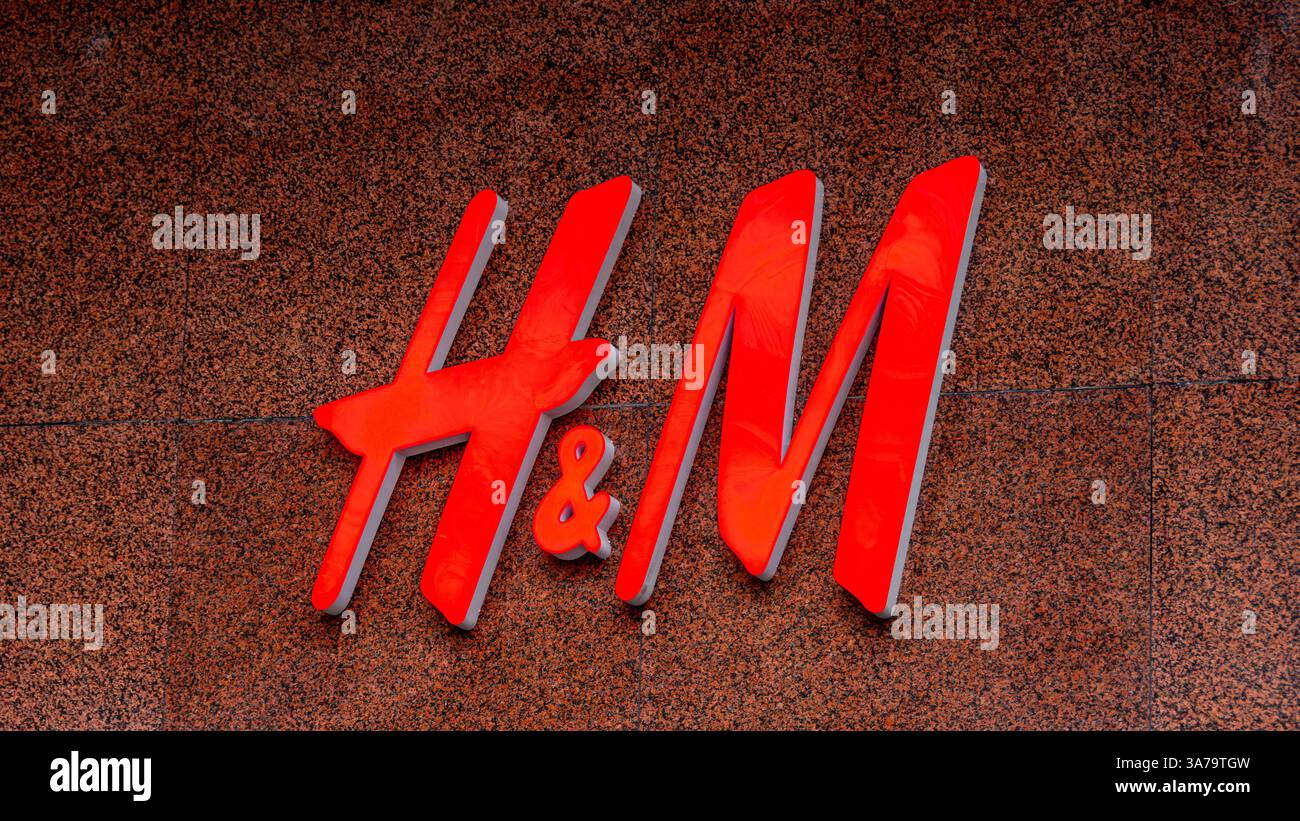 Firma e logo di un negozio H&M. H&M, acronimo di Hennes and Mauritz, è un'azienda svedese e una catena di negozi pronti all'uso per donne, uomini, Foto Stock