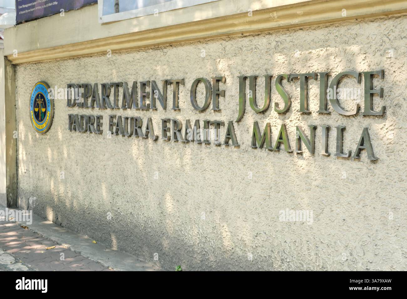 Manila, Filippine - 25 gennaio 2025: Cartello del Dipartimento di giustizia o DOJ a padre Faura, Ermita, Manila. Foto Stock