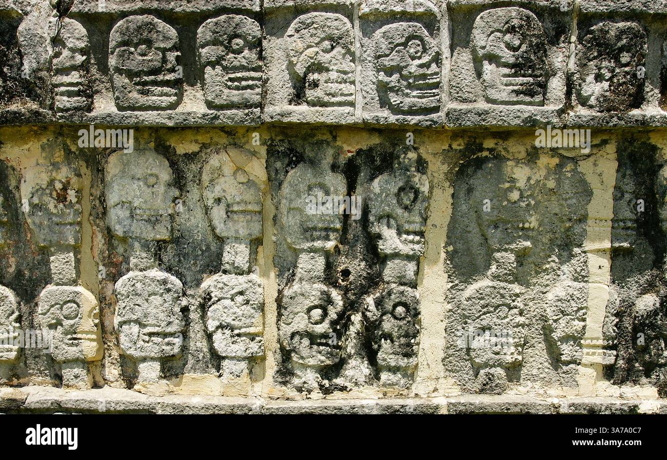 Messico. Yucatan. Chichen Itza. Vista dello Tzompantli o della piattaforma dei teschi. Foto Stock