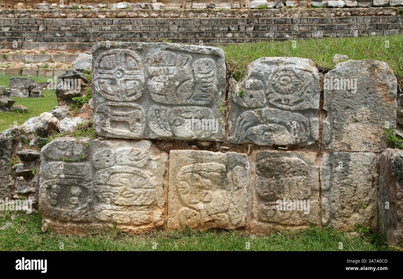 Messico. Yucatan. Regione di Puuc. Kabah. Pietre scolpite con glifi. Altare del glifo. Foto Stock