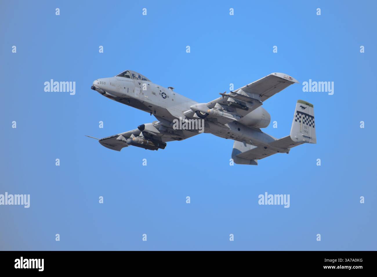 Un A-10 Thunderbolt II della U.S. Air Force prende il volo per il Freedom Shield 25 alla Osan Air base, Repubblica di Corea, 19 marzo 2025. Durante l'FS25, il personale di Osan AB ha esercitato scenari incentrati sulla difesa volti a rafforzare le capacità di risposta per garantire la sicurezza nella penisola coreana. (Foto U.S. Air Force del sergente maggiore Dustin Braaten) Foto Stock