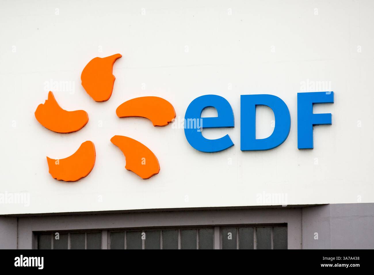 Fessenheim, Grand Est, Francia. 26 maggio 2024. In questa illustrazione fotografica, il logo EDF (Electricite de France) è visibile sulle centrali idroelettriche. La centrale idroelettrica con capacità di 180 MW fa parte della multinazionale francese di energia elettrica di proprietà del governo francese; EDF (Credit Image: © Karol Serewis/SOPA Images via ZUMA Press Wire) SOLO USO EDITORIALE! Non per USO commerciale! Foto Stock