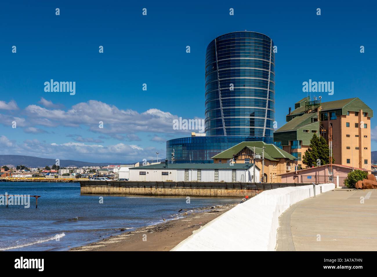 Navi a Punta Arenas. Grande e moderna nave da crociera sul mare vista dalla riva nello stretto di Magellano, porto cileno della città di Punta Arenas. Nave rossa Foto Stock