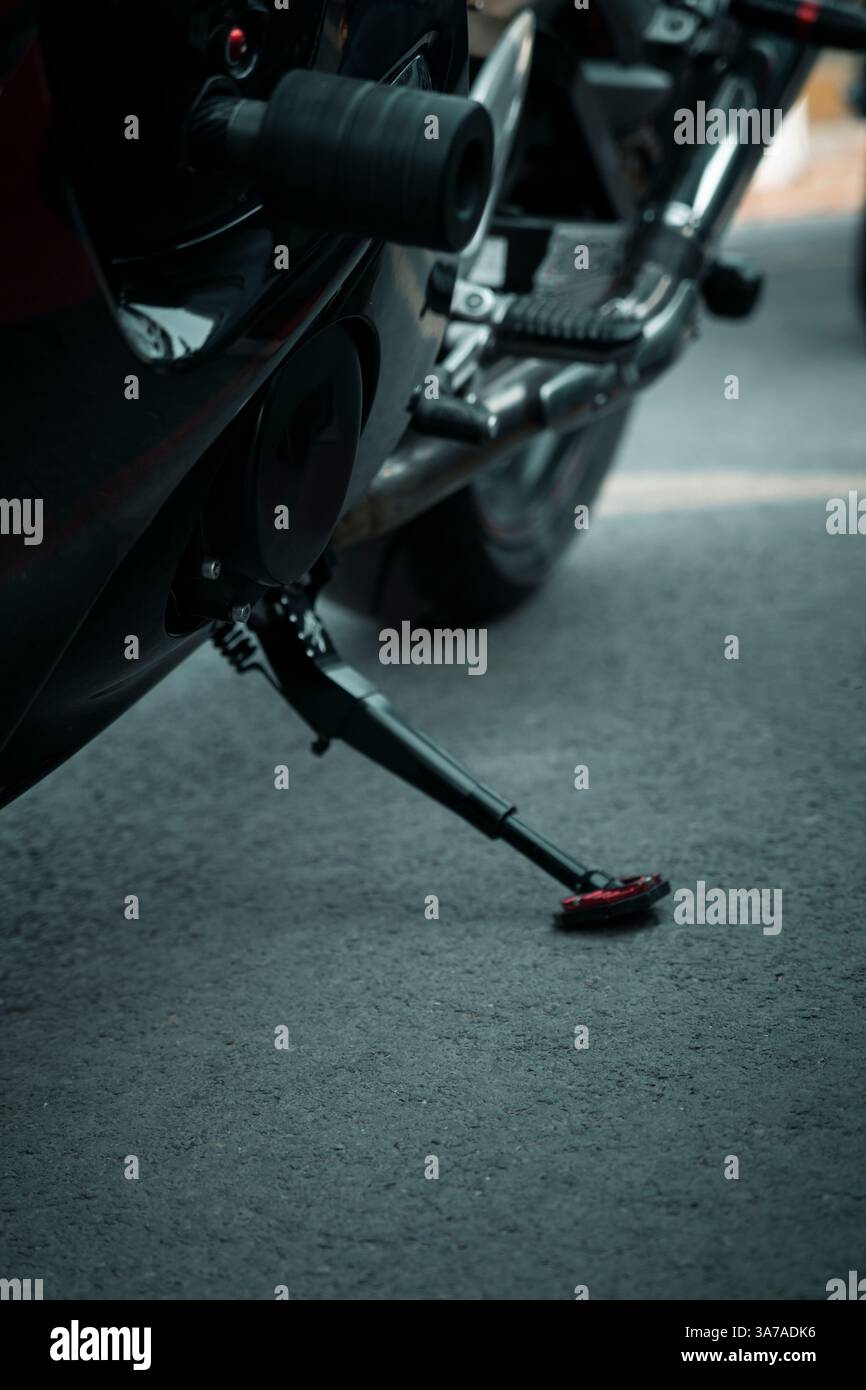 Primo piano di un robusto supporto in metallo progettato per supportare le biciclette pesanti, enfatizzando i giunti saldati e l'imbottitura antiscivolo. Foto Stock