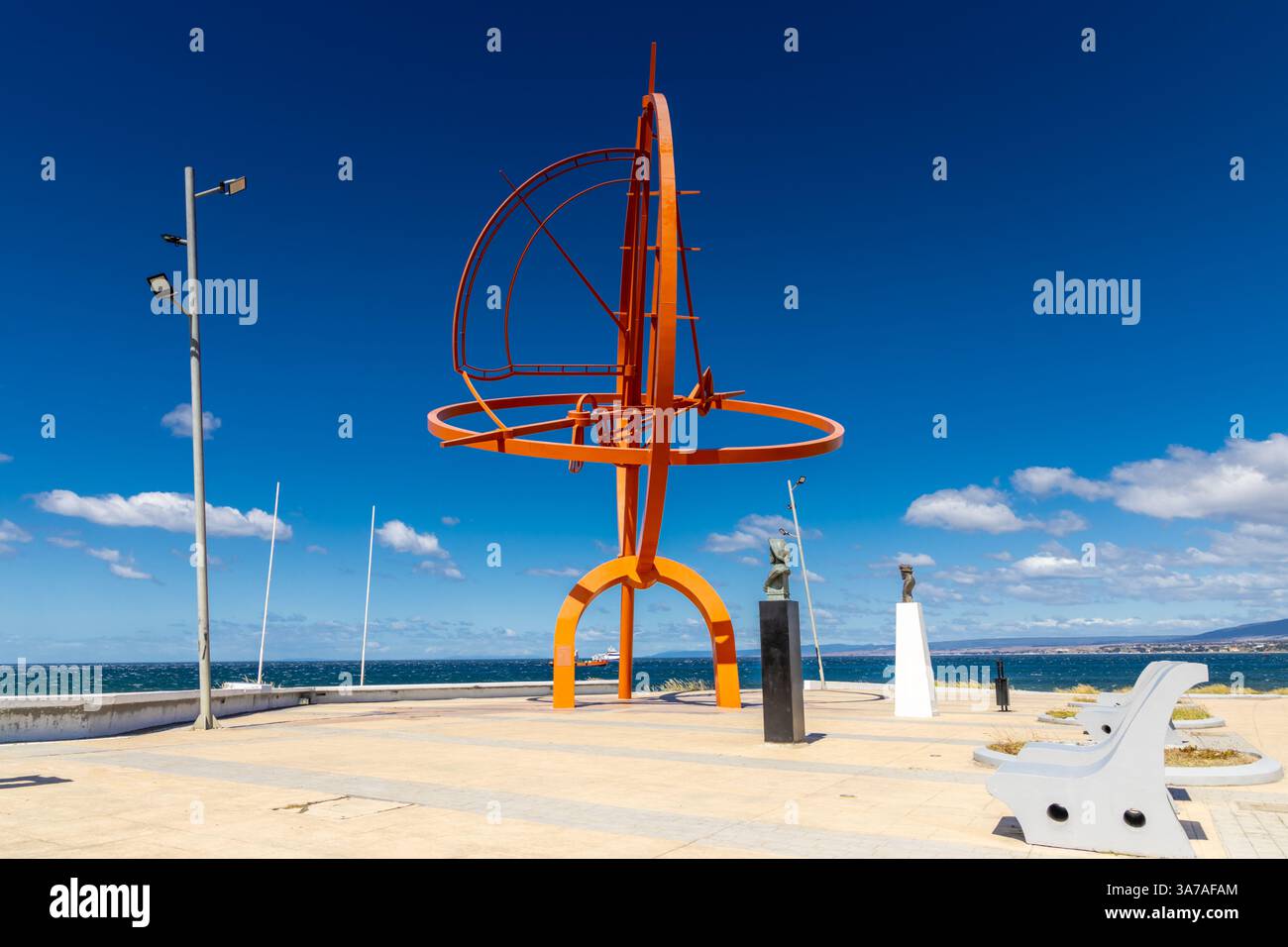 Navi a Punta Arenas. Grande e moderna nave da crociera sul mare vista dalla riva nello stretto di Magellano, porto cileno della città di Punta Arenas. Nave rossa Foto Stock