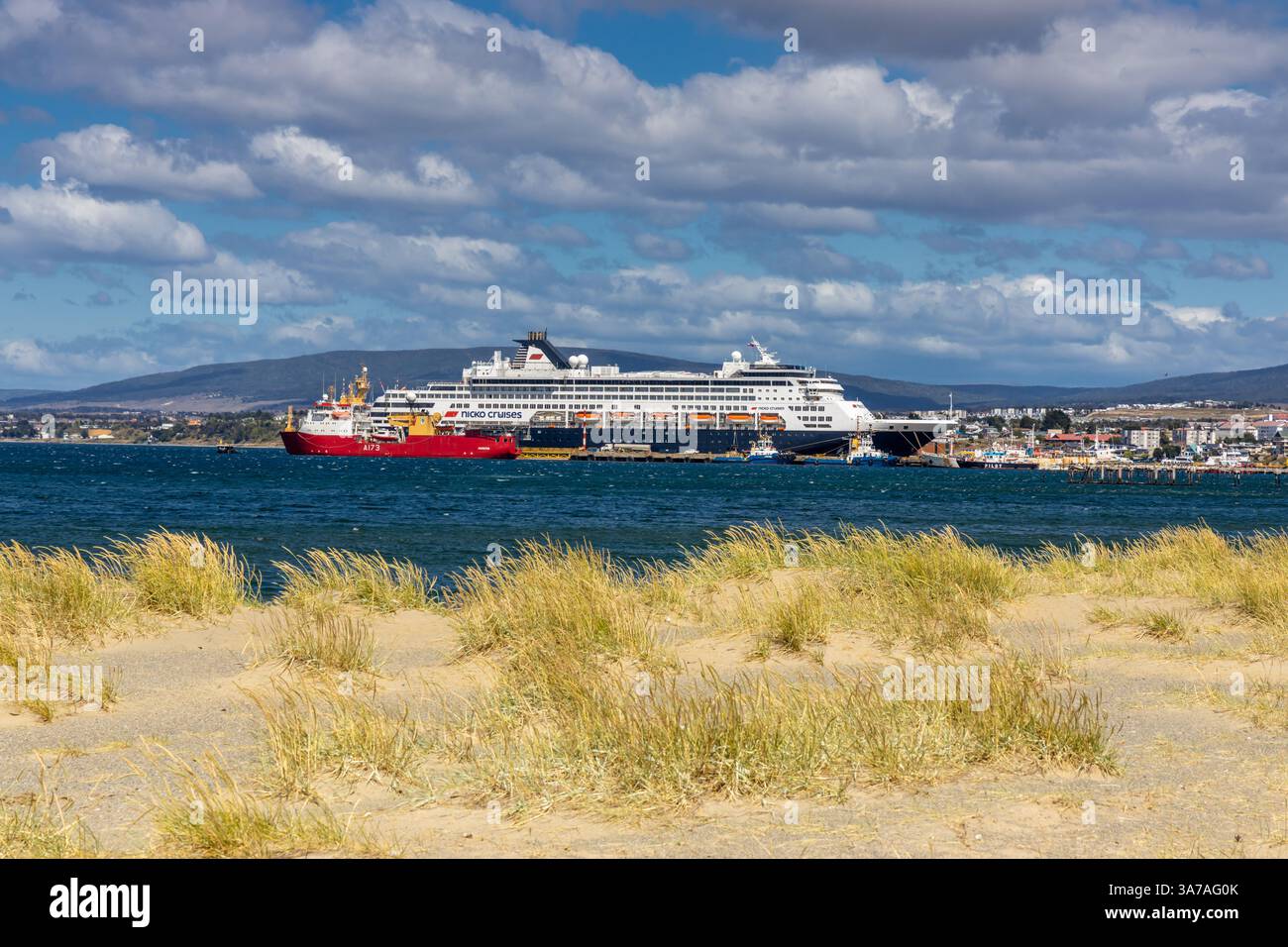 Navi a Punta Arenas. Grande e moderna nave da crociera sul mare vista dalla riva nello stretto di Magellano, porto cileno della città di Punta Arenas. Nave rossa Foto Stock