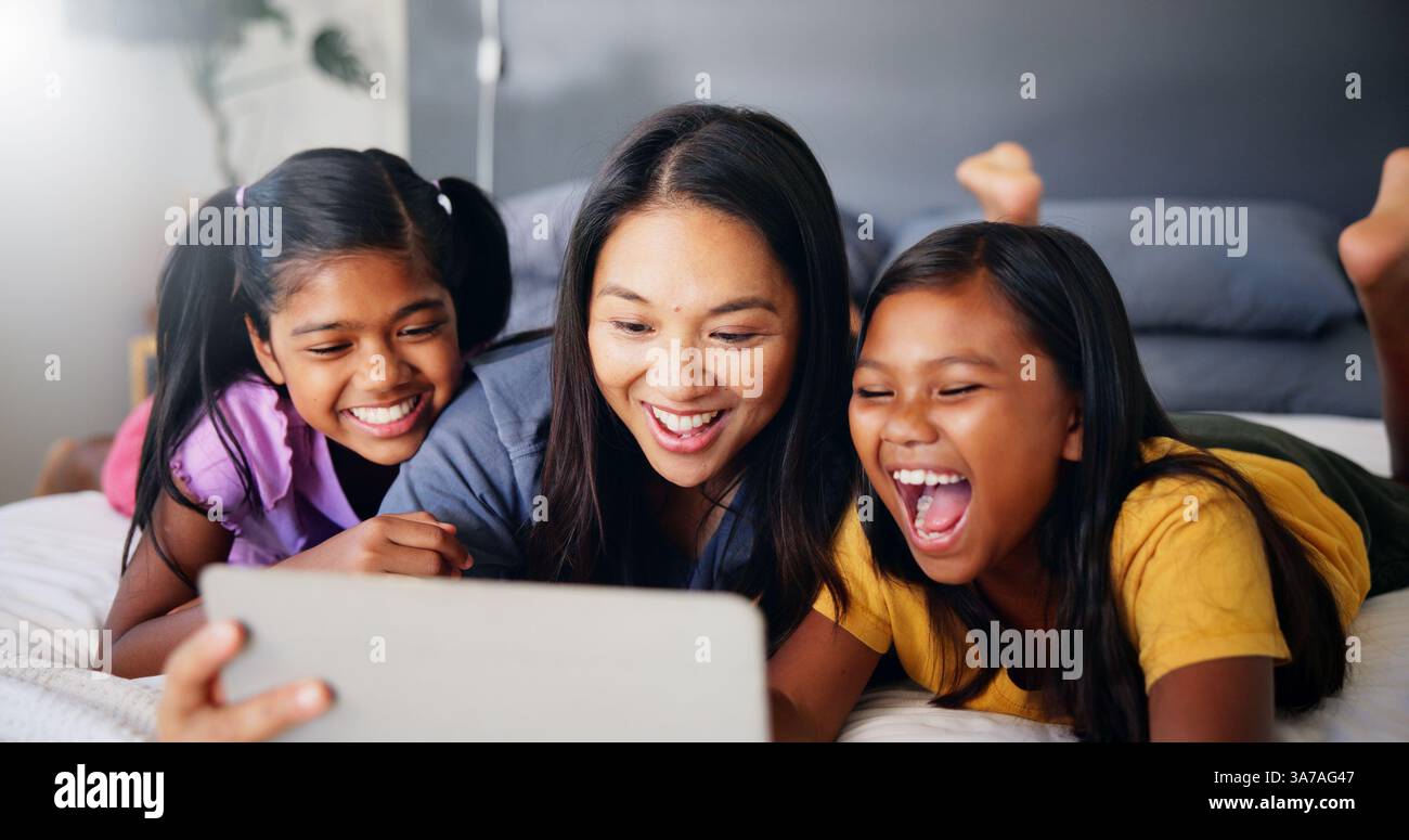 Mamma, bambini e ridere con il telefono in camera da letto sui social media, guardando i cartoni animati e il servizio di streaming. Felice, famiglia e cellulare su Internet per divertirsi Foto Stock