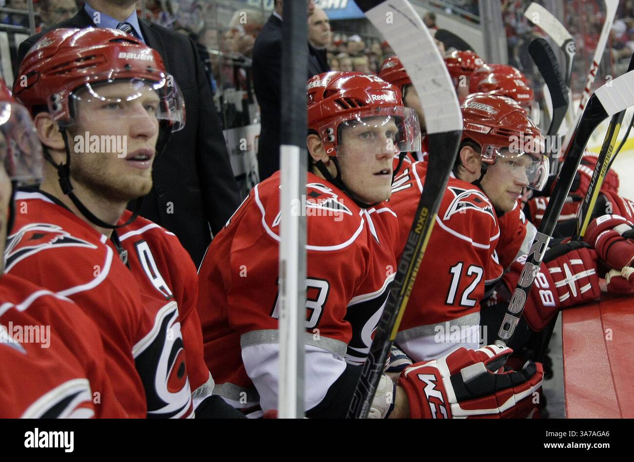 25 aprile 2013 - Raleigh, NC, USA - i fratelli Staal, Giordania, sinistra, Jared, centro, ed Eric assiste all'azione durante il terzo periodo contro i New York Rangers alla PNC Arena di Raleigh, Carolina del Nord, giovedì 25 aprile 2013. I Rangers hanno battuto gli Hurricane, 4-3. (Immagine di credito: © Chris Seward/MCT/ZUMAPRESS.com) Foto Stock