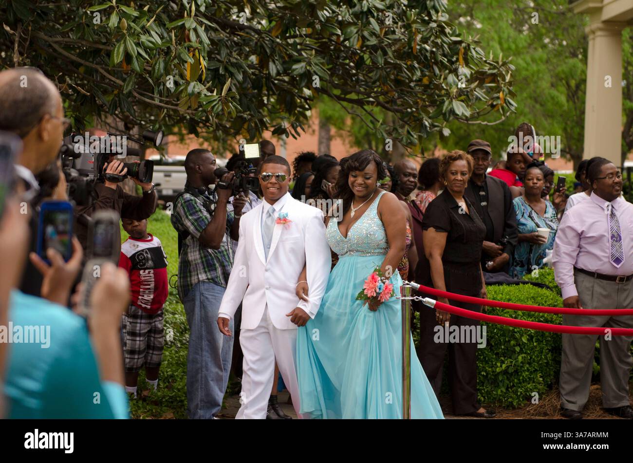 27 aprile 2013 - Cordele, Georgia, Stati Uniti - per la prima volta in assoluto, gli studenti della Wilcox County High School di Rochelle, GA, ballavano insieme ad un ballo che non era segregato. Per decenni il Consiglio scolastico si è affidato ai genitori per ospitare e controllare gli inviti, e anno dopo anno ci sono stati due balli - uno per gli studenti bianchi e uno per gli studenti neri. Quest'anno, un gruppo di anziani della contea di Wilcox ha deciso di prendere in mano la situazione. Le quattro ragazze, due nere e due bianche, hanno creato una pagina Facebook chiedendo sostegno e donazioni per finanziare un bash indipendente aperto a tutti. Sabato n Foto Stock