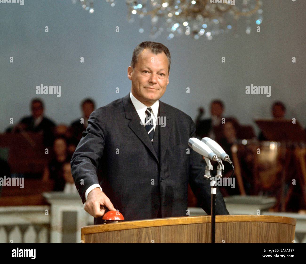 MIT einem Knopfdruck startet der damalige deutsche Vizekanzler Willy Brandt am 25.8.1967 auf der 25. Deutschen Funkausstellung das Farbfernsehen. Seitdem entwickelte sich die bunte «Flimmerkiste», die es in den USA schon seit 1954 gab, nach Angaben der Gesellschaft für Unterhaltungs- und Kommunikationselektronik mbH (gfu/Frankfurt) zum beliebtesten Unterhaltungsmedium. Ende 1967 standen rund 80000 Farbfernseher in den Wohnstuben der 14 Millionen Fernsehteilnehmer in Deutschland. Fünf Jahre später holte sich bereits jeder zehnte Haushalt bunte Bilder auf die Mattscheibe. Heute beträgt die Haush Foto Stock