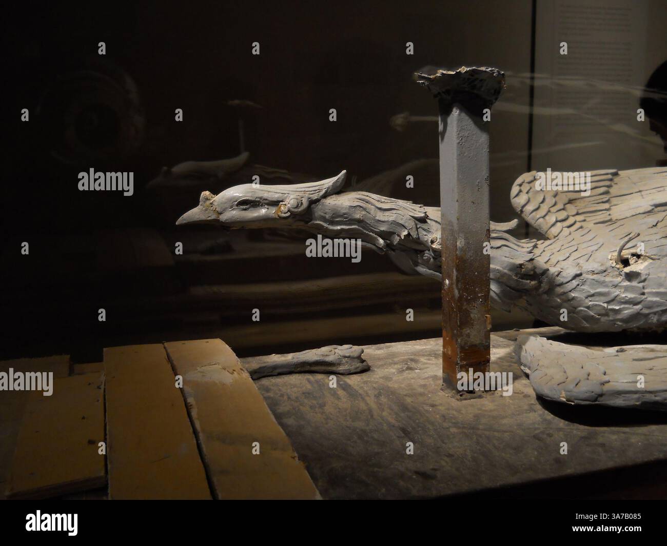 29 aprile 2013 - Washington, DC, USA - il modello di argilla di Xu Bing per i suoi enormi foenici è in mostra alla Arthur M. Sackler Gallery di Washington, D.C. (Credit Image: © Tish Wells/MCT/ZUMAPRESS.com) Foto Stock